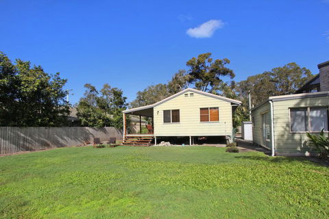 24 Sundew Street, Mudjimba - 500 Bond - Pet Friendly, Linen Supplied, WIFI, Air Cond. - ACT Tourism 1