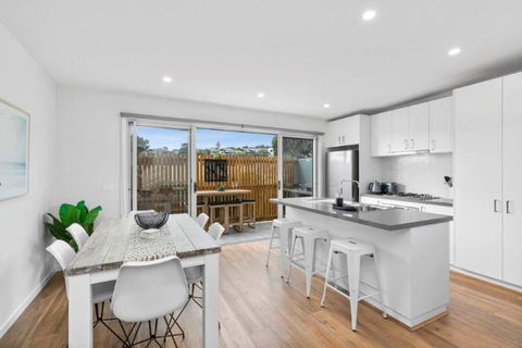 CASA EMEC- PETS WELCOME Luxury, Aircon, Walk To The Shops And Beach! Outdoor Shower And Garage Parking - ACT Tourism 0