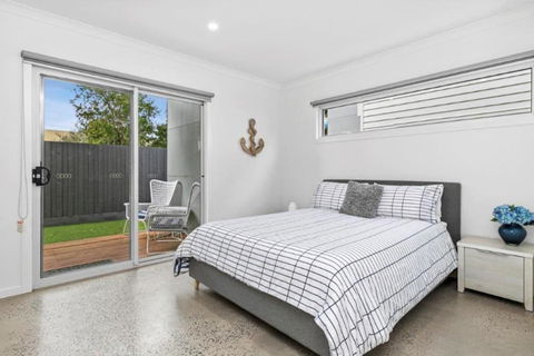 CASA EMEC- PETS WELCOME Luxury, Aircon, Walk To The Shops And Beach! Outdoor Shower And Garage Parking - ACT Tourism 3