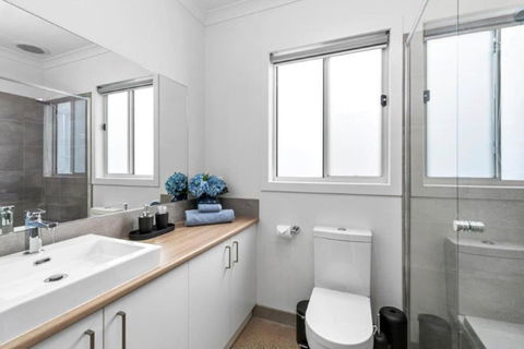 CASA EMEC- PETS WELCOME Luxury, Aircon, Walk To The Shops And Beach! Outdoor Shower And Garage Parking - ACT Tourism 2