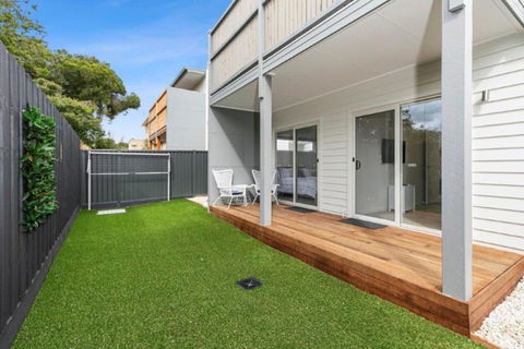 CASA EMEC- PETS WELCOME Luxury, Aircon, Walk To The Shops And Beach! Outdoor Shower And Garage Parking - ACT Tourism 1