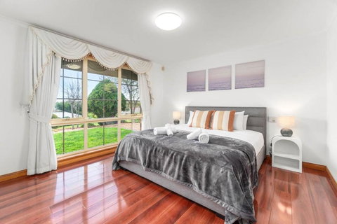 Coastal Comfort 4BR Vacation Home In Hallett Cove - ACT Tourism 0