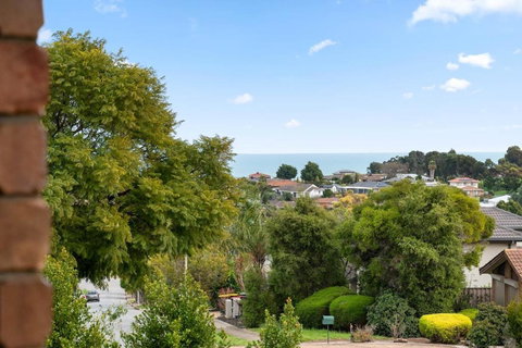 Coastal Comfort 4BR Vacation Home In Hallett Cove - ACT Tourism 1