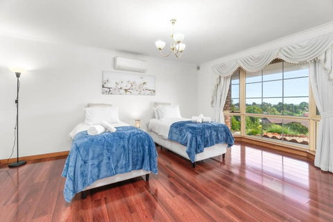 Coastal Comfort 4BR Vacation Home In Hallett Cove - ACT Tourism 2