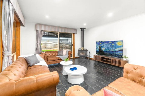 Coastal Comfort 4BR Vacation Home In Hallett Cove - ACT Tourism 3