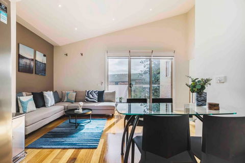 Coastal Escape, Townhouse Steps From The Sea - ACT Tourism 0