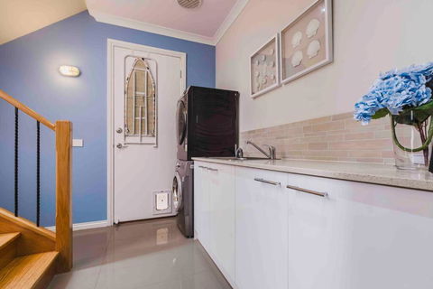 Coastal Escape, Townhouse Steps From The Sea - ACT Tourism 1