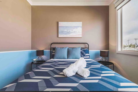 Coastal Escape, Townhouse Steps From The Sea - ACT Tourism 3