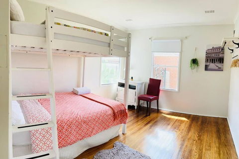 D122 Lovely London Home - ACT Tourism 4