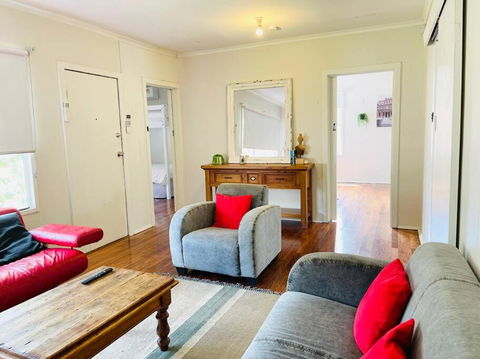 D122 Lovely London Home - ACT Tourism 0