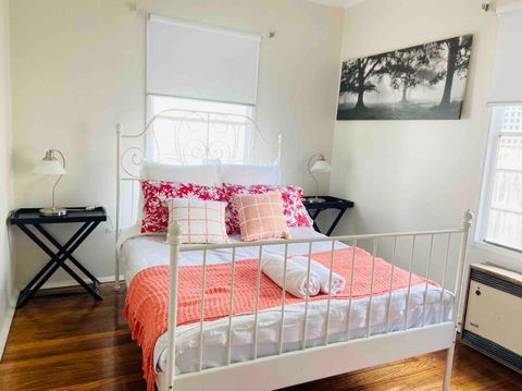 D122 Lovely London Home - ACT Tourism 3