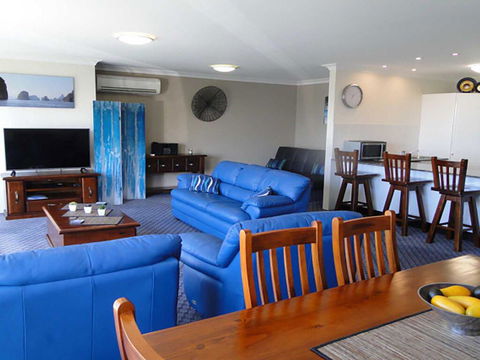3 'Paradiso', 4 Laman Street - Aircon, Pool, Heart Of Town, Water Views - ACT Tourism 2