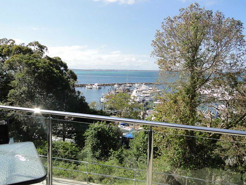 3 'Paradiso', 4 Laman Street - Aircon, Pool, Heart Of Town, Water Views - ACT Tourism 1