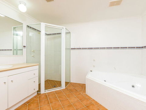 3 'Peninsula Waters', 2-4 Soldiers Point Rd - Beautiful Air Conditioned Unit With Pool, Lift & WIFI - ACT Tourism 1