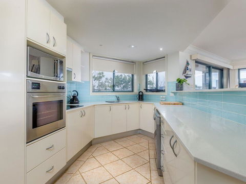 3 'Peninsula Waters', 2-4 Soldiers Point Rd - Beautiful Air Conditioned Unit With Pool, Lift & WIFI - ACT Tourism 3
