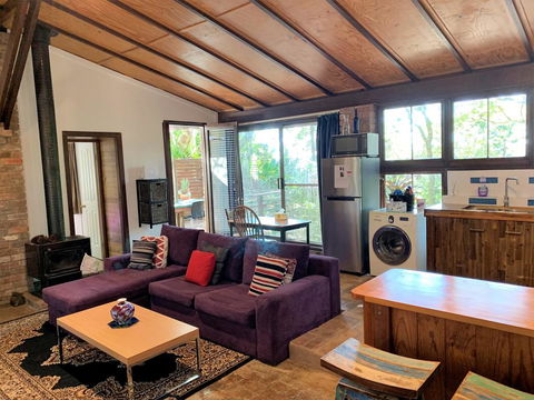 305 Montville - The Artist's Cottage - ACT Tourism 0