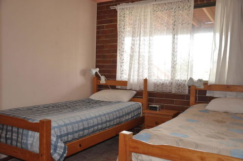 31 Bombala Crescent - Two Storey Home With Covered Outdoor Deck, Fully Fenced Backyard. Pet Friendly - ACT Tourism 1
