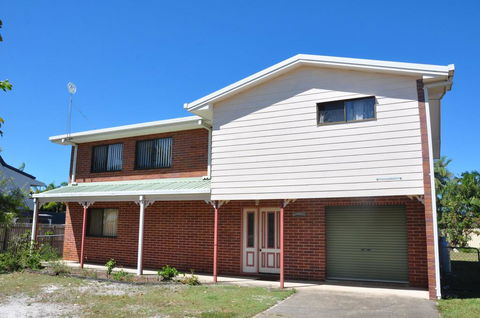 31 Bombala Crescent - Two Storey Home With Covered Outdoor Deck, Fully Fenced Backyard. Pet Friendly - ACT Tourism 3