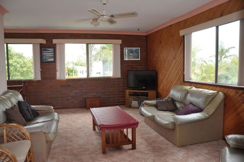 31 Bombala Crescent - Two Storey Home With Covered Outdoor Deck, Fully Fenced Backyard. Pet Friendly - ACT Tourism 2