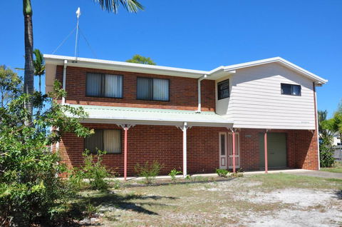 31 Bombala Crescent - Two Storey Home With Covered Outdoor Deck, Fully Fenced Backyard. Pet Friendly - ACT Tourism 0