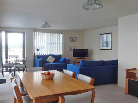 4 'The Point' 5-7 Mitchell Street- Stunnning Water Views With Air Conditioning - ACT Tourism 3