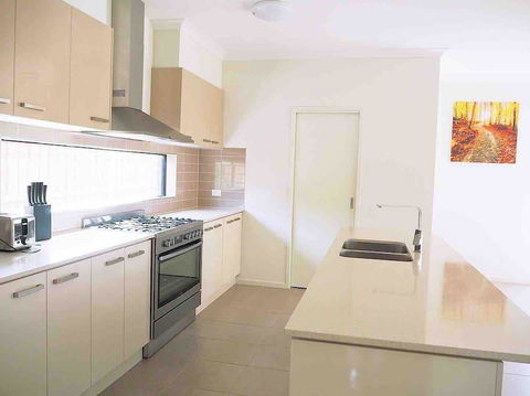 4 Bed 2 And A Half Bath Luxury Villa In Point Cook - ACT Tourism 2
