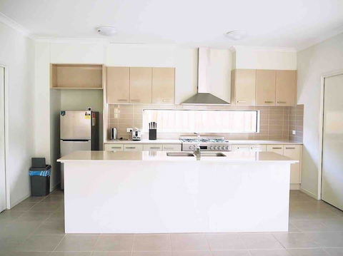 4 Bed 2 And A Half Bath Luxury Villa In Point Cook - ACT Tourism 1