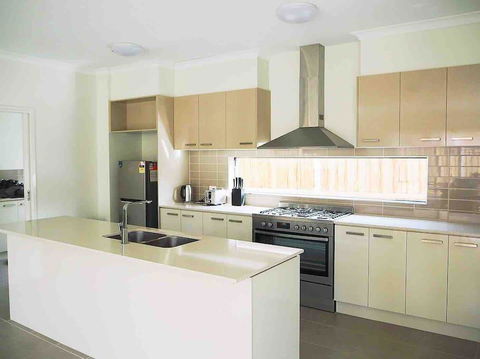 4 Bed 2 And A Half Bath Luxury Villa In Point Cook - ACT Tourism 3