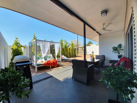 4 BEDROOM GARDENS ESCAPE - CHAMPAGNE STAYS Darwin - ACT Tourism 3