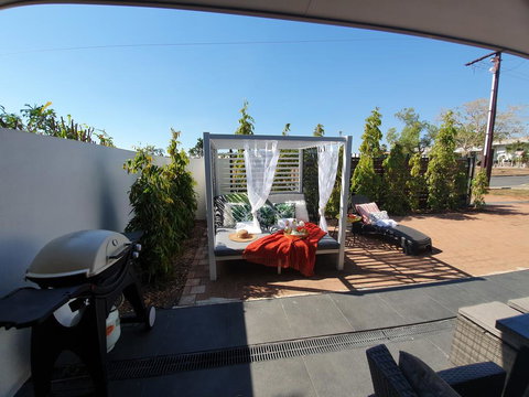 4 BEDROOM GARDENS ESCAPE - CHAMPAGNE STAYS Darwin - ACT Tourism 2