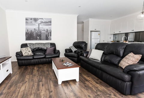 4 Bedroom Inner City Townhouse - SLEEPS 9 !! - ACT Tourism 0