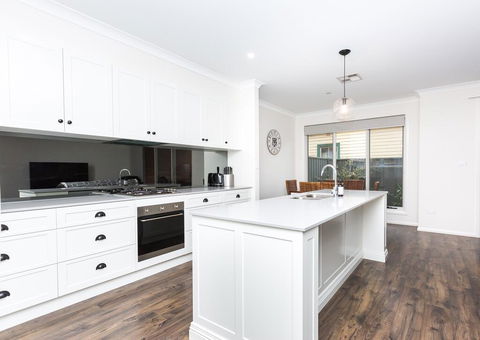 4 Bedroom Inner City Townhouse - SLEEPS 9 !! - ACT Tourism 1