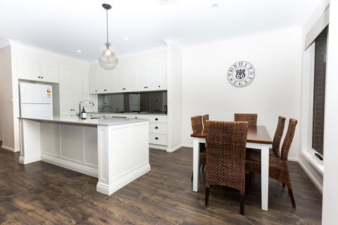4 Bedroom Inner City Townhouse - SLEEPS 9 !! - ACT Tourism 3