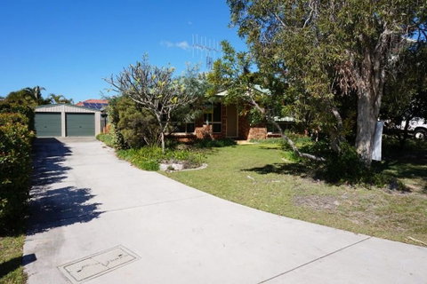 4 Boronia Place - Rainbow Beach, Perfect, Convenient Location, Fenced Yard - ACT Tourism 0