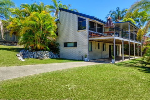 40 Rumbalara Avenue - Rainbow Beach, Entertain On The Spacious Verandah Overlooking Beautiful Rainbow Beach - ACT Tourism 0