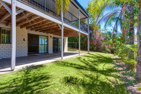 40 Rumbalara Avenue - Rainbow Beach, Entertain On The Spacious Verandah Overlooking Beautiful Rainbow Beach - ACT Tourism 2