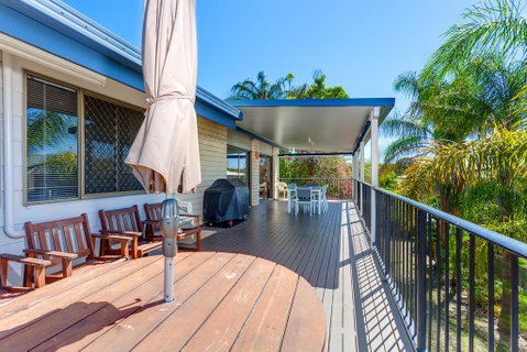 40 Rumbalara Avenue - Rainbow Beach, Entertain On The Spacious Verandah Overlooking Beautiful Rainbow Beach - ACT Tourism 1