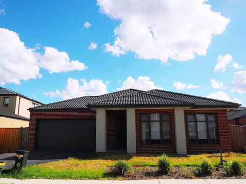 5 Bed 2 Bath Big House - ACT Tourism 1