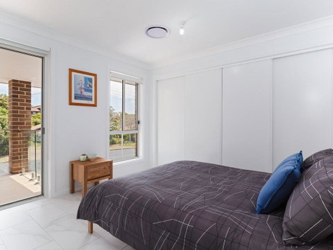 5 Bent Street - Huge House With Foxtel & Aircon - ACT Tourism 3