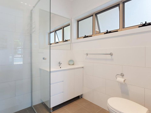 5 Bent Street - Huge House With Foxtel & Aircon - ACT Tourism 2