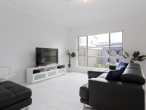 5B BENT STREET - LARGE HOUSE WITH DUCTED AIR CON, WIFI & FOXTEL - ACT Tourism 1