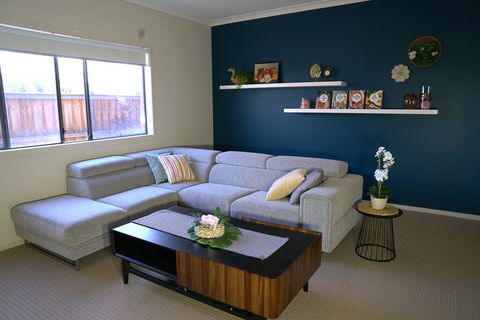 6 Bedrooms Contemporary Big House At Pakenhem - ACT Tourism 0
