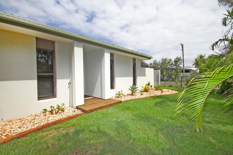 6 Petrie Ave, Marcoola, Pet Friendly, Linen Supplied - ACT Tourism 1