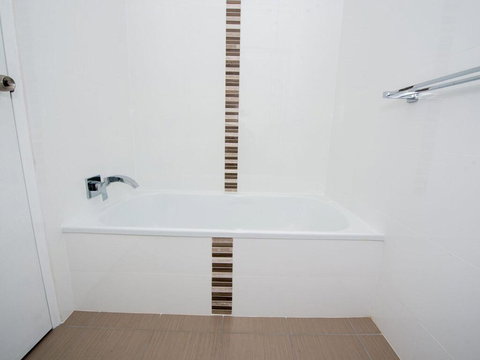 73 'Bay Parklands', 2 Gowrie Avenue - Solar Heated Pool, Spa, Tennis Court & Views - ACT Tourism 3