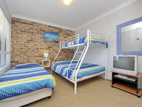 73 'Bay Parklands', 2 Gowrie Avenue - Solar Heated Pool, Spa, Tennis Court & Views - ACT Tourism 1