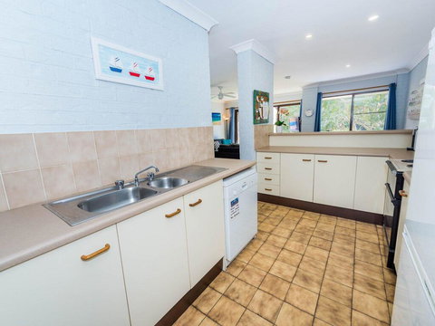 73 'Bay Parklands', 2 Gowrie Avenue - Solar Heated Pool, Spa, Tennis Court & Views - ACT Tourism 2