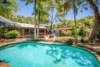 8 Satinwood Drive - Rainbow Shores Architecturally Designed Pool Walk to Beach