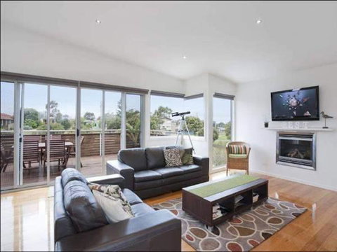 A Beautiful Beach House Torquay - ACT Tourism 1
