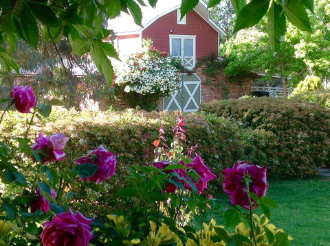 A Country Barn Retreat - ACT Tourism 0