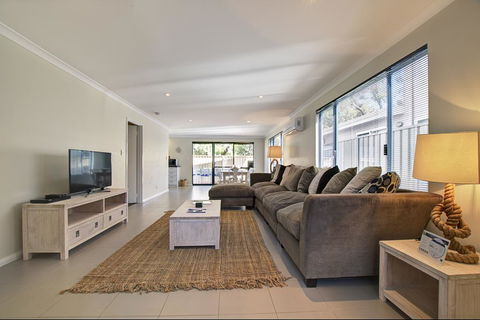 A Little Luxury In Town - ACT Tourism 3